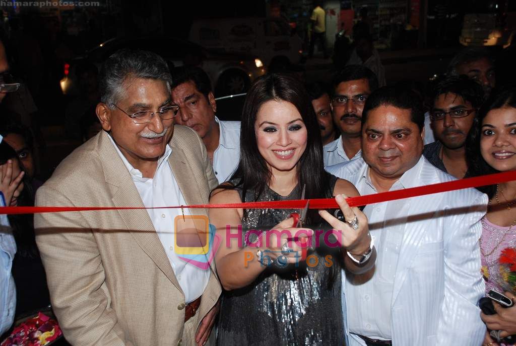 Mahima Chaudhary at the launch of The Great Nawabs restaurant in Lokahndwala market on 23rd Sept 2010 