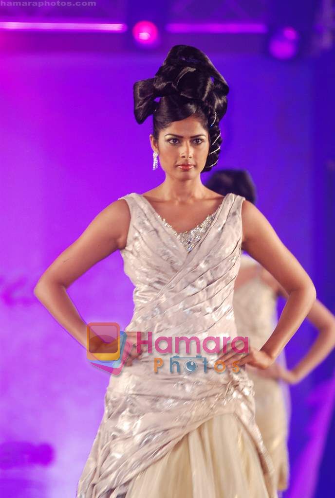 Model walks the ramp for Archana Kocchar Show at Indian Princess in J W Marriott on 25th Sept 2010 