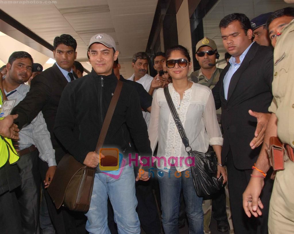 Aamir Khan speaks to media about Peeppli Live going to Oscars at Mumbai airport on 25th Sept 2010 