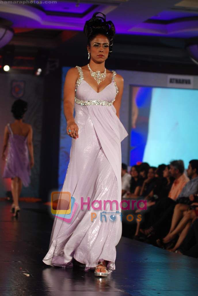 Model walks the ramp for Archana Kocchar Show at Indian Princess in J W Marriott on 25th Sept 2010 