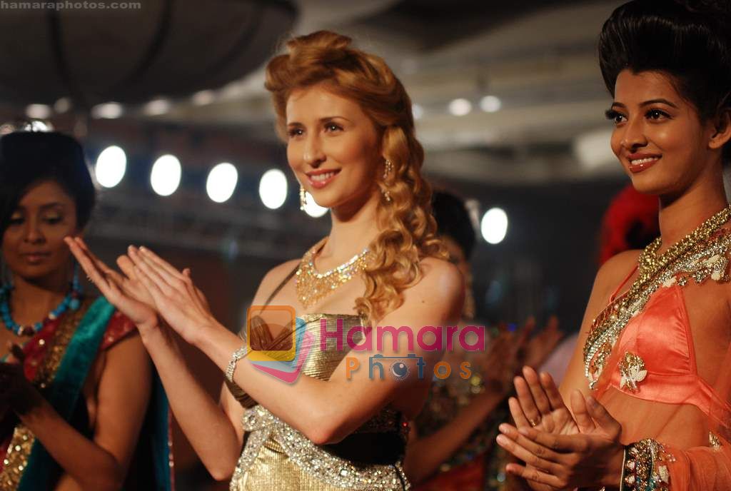Claudia Ciesla walks the ramp for Sonia Mehra Show at Indian Princess in J W Marriott on 25th Sept 2010 