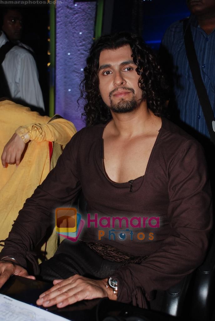 Sonu Nigam on the sets of Chhote Ustaad in Mumbai on 27th Sept 2010 