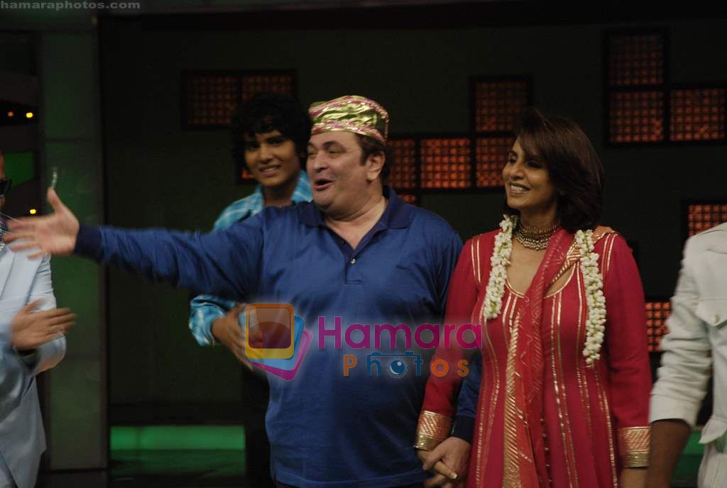 Neetu Singh, Rishi Kapoor on the sets of Sa Re Ga Ma in Famous Studio on 28th Sept 2010 