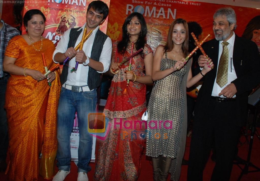 Nayana Desai, Ali Merchant, Bhoomi Trivedi, Sara Khan, Bhupendra Chheda at Roman Navratri Utsav_10 in Tulip Star, Juhu on 29th Sept 2010