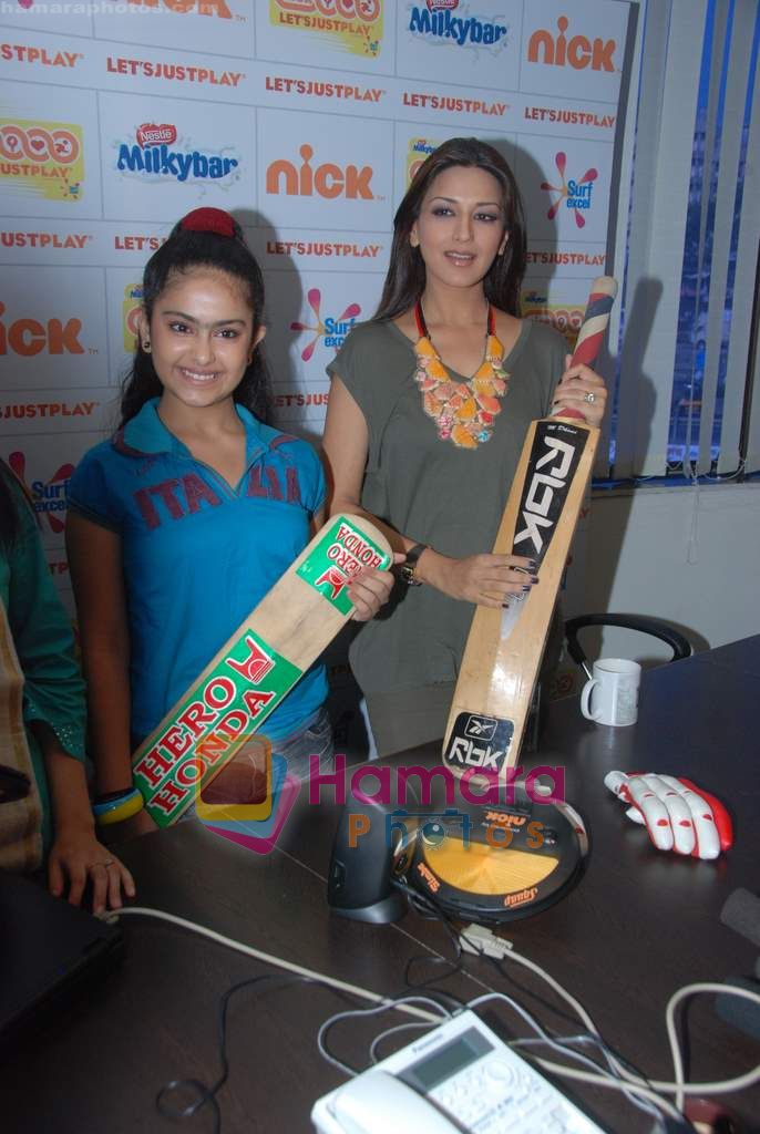 Sonali Bendre and Avika Gor at Let's Just Play Nick show launch in Colors office on 30th Sept 2010 
