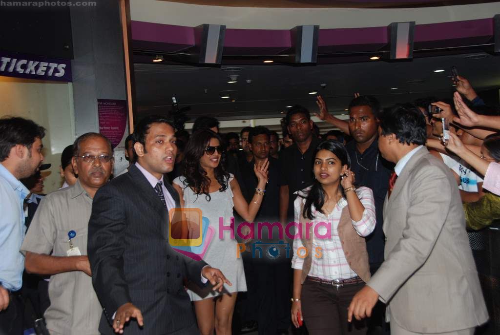 Priyanka Chopra and Ranbir Kapoor attend couples screening of Anjaana Anjaani in Fame, Malad on 1st Oct 2010
