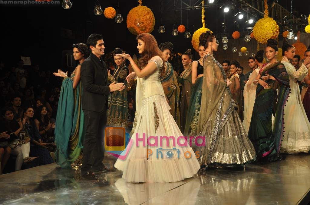 Aishwarya Rai Bachchan walks the ramp for Manish Malhotra Show on day 1 of HDIL on 6th Oct 2010 