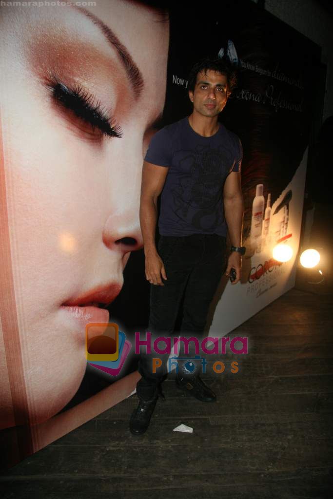 Sonu Sood at ladies wear launch by Riyaz Ganji Show in Vie Lounge on 6th Oct 2010 