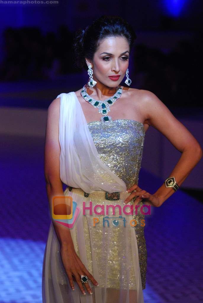 Malaika Arora Khan walks the ramp for Queenie show on Day 2 of HDIL on 7th Oct 2010 
