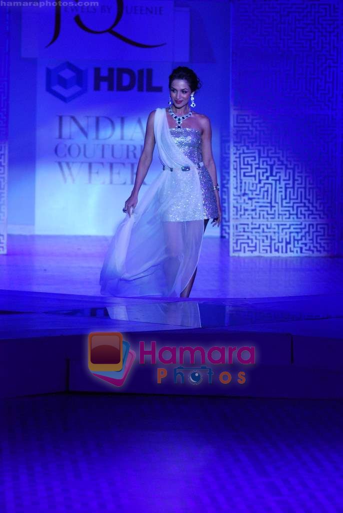 Malaika Arora Khan  walks the ramp for Queenie show on Day 2 of HDIL on 7th Oct 2010 