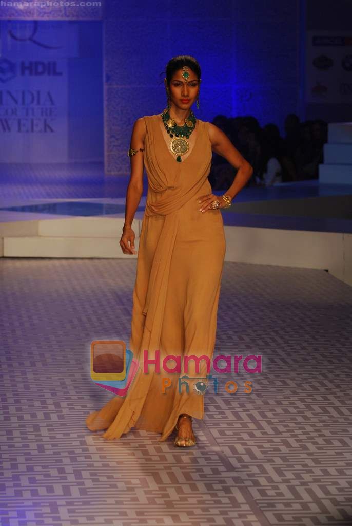Model walks the ramp for Queenie show on Day 2 of HDIL on 7th Oct 2010