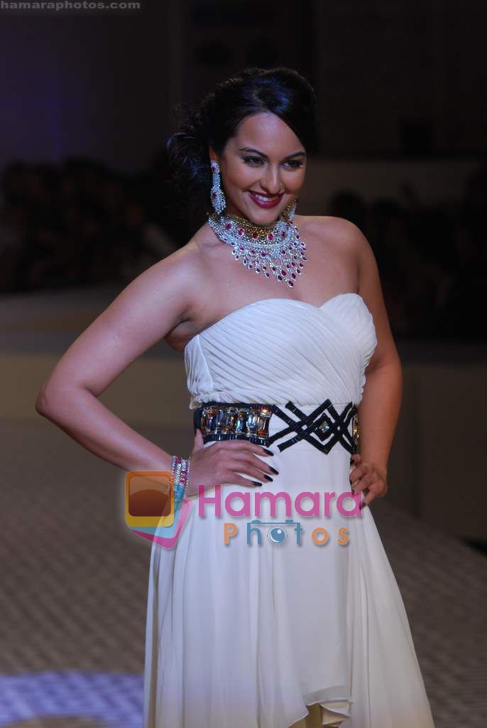 Sonakshi Sinha walks the ramp for Maheep Kapoor show on Day 2 of HDIL on 7th Oct 2010 