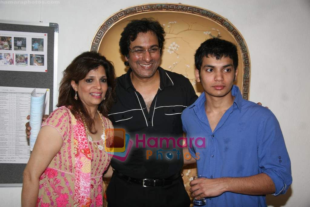 Talat Aziz at Make a wish foundation art event hosted by Zarine Khan and Bina Aziz in Sanjay Plaza, juhu on 9th Oct 2010 