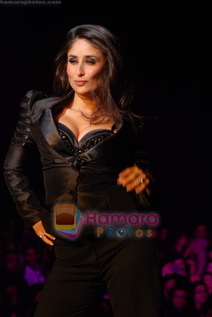 Kareena Kapoor in mapxencar by Riddhi & Siddhi for HDIL couture week on 9th Oct 2010 