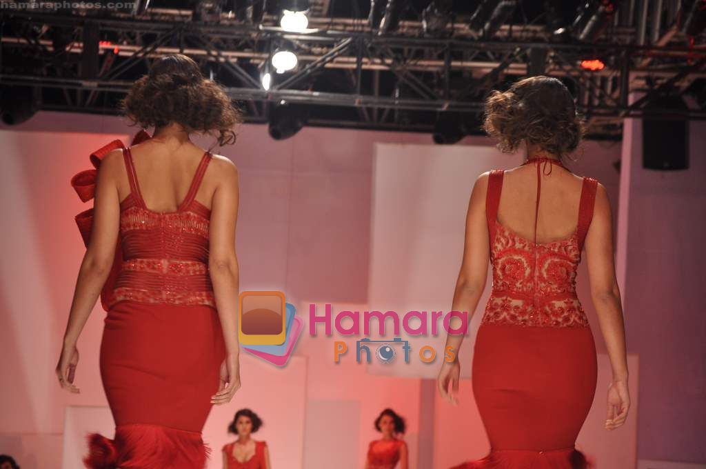 Model walks the ramp for Shahab Durazi Show on day 5 of HDIL on 10th Oct 2010 ~0