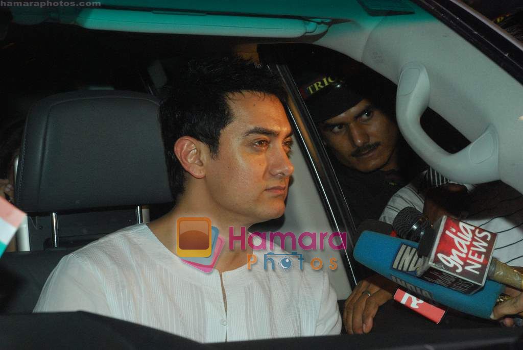 Aamir Khan at Big B's birthday celebrations in Jalsaa, Juhu, Mumbai on 11th Oct 2010 