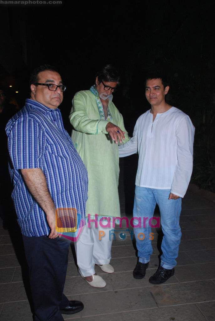 Amitabh Bachchan, Aamir Khan at Big B's birthday celebrations in Jalsaa, Juhu, Mumbai on 11th Oct 2010 