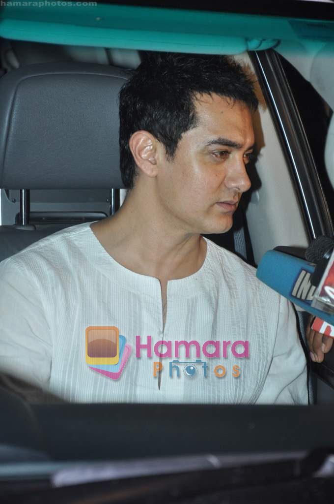 Aamir Khan at Big B's birthday celebrations in Jalsaa, Juhu, Mumbai on 11th Oct 2010 