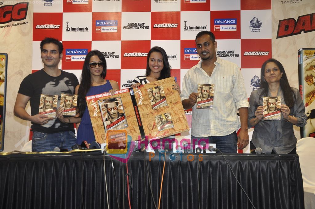 Abhinav Kashyap, Malaika Arora, Arbaaz Khan, Sonakshi Sinha at the launch of Dabangg DVD in Landmark, Mumbai on 12th Oct 2010 