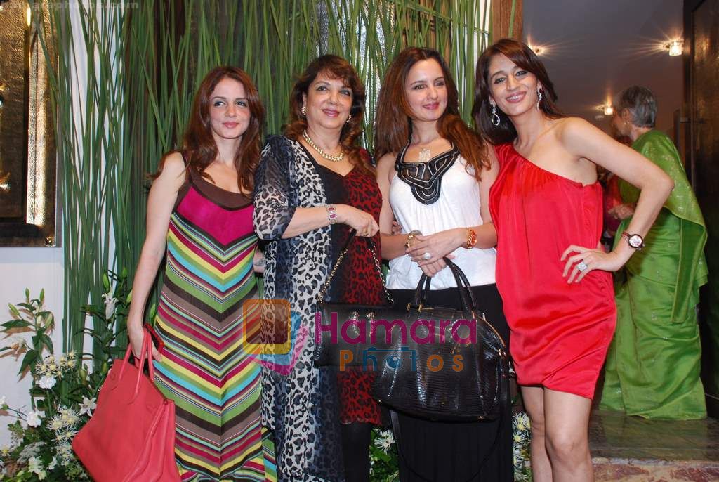 Suzanne Roshan, Farah ALi Khan at Farah Ali Khan store launch in Turner Road, Bandra, Mumbai on 15th Oct 2010 
