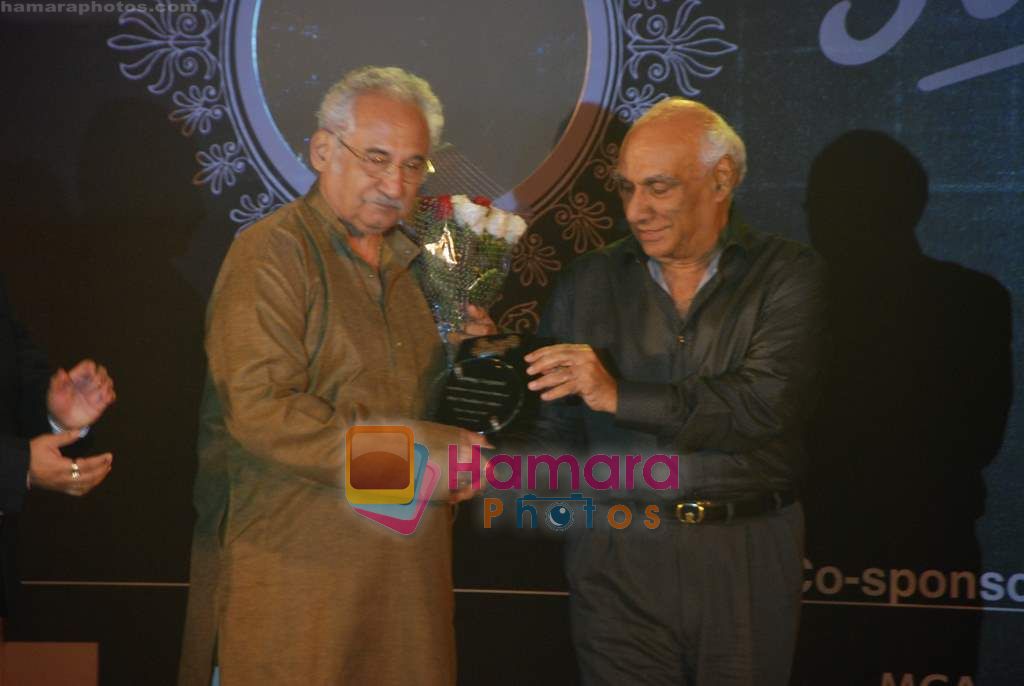 Yash Chopra at make-up veterans honoured by MCA at Stars Night in MCA, Bandra on 15th Oct 2010 