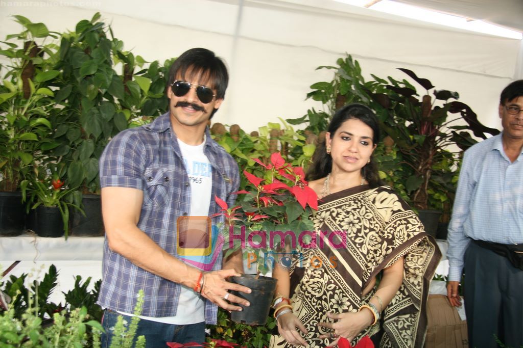 Vivek Oberoi & Shaina NC at tree plantation event in Mumbai on 15th Oct 2010 