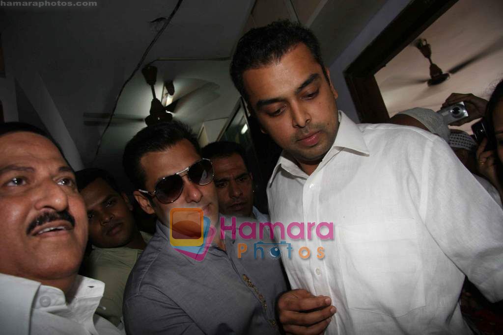 Salman Khan at Milind Deora's computer institute donation i Byculla on 18th Oct 2010 