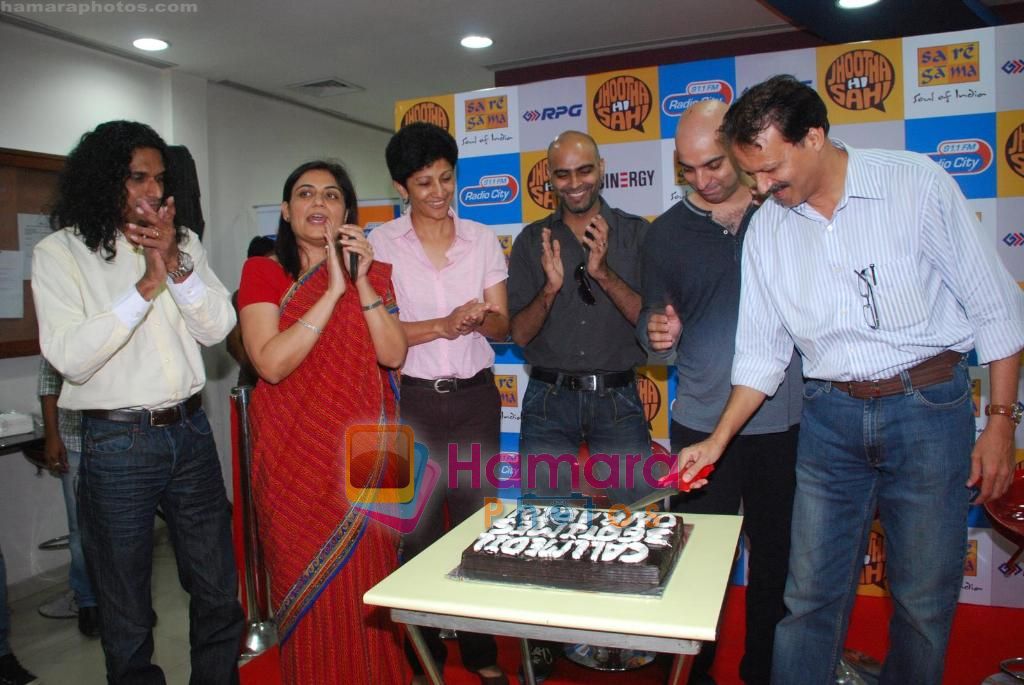 Abbas Tyrewala, Raghu Ram at Jhootha Hi Sahi Limca book of records mention event with Radio City in Bandra on 19th Oct 2010 