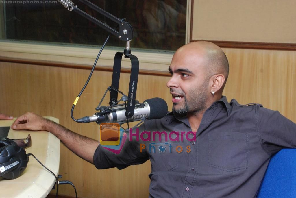 Raghu Ram at Jhootha Hi Sahi Limca book of records mention event with Radio City in Bandra on 19th Oct 2010 