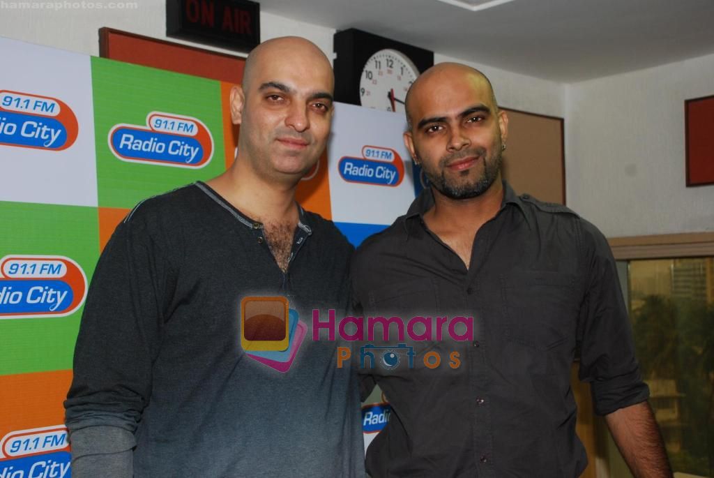 Abbas Tyrewala, Raghu Ram at Jhootha Hi Sahi Limca book of records mention event with Radio City in Bandra on 19th Oct 2010 