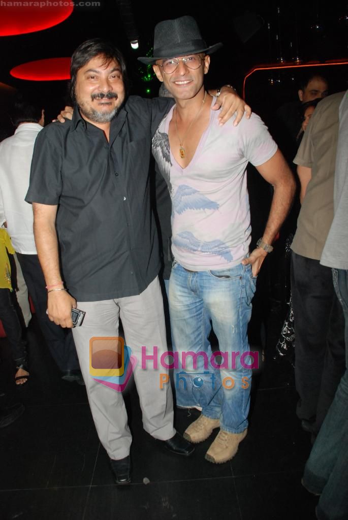 Tony Singh with Rajesh Gera at Baat Hamari pakki bash on 20th Oct 2010