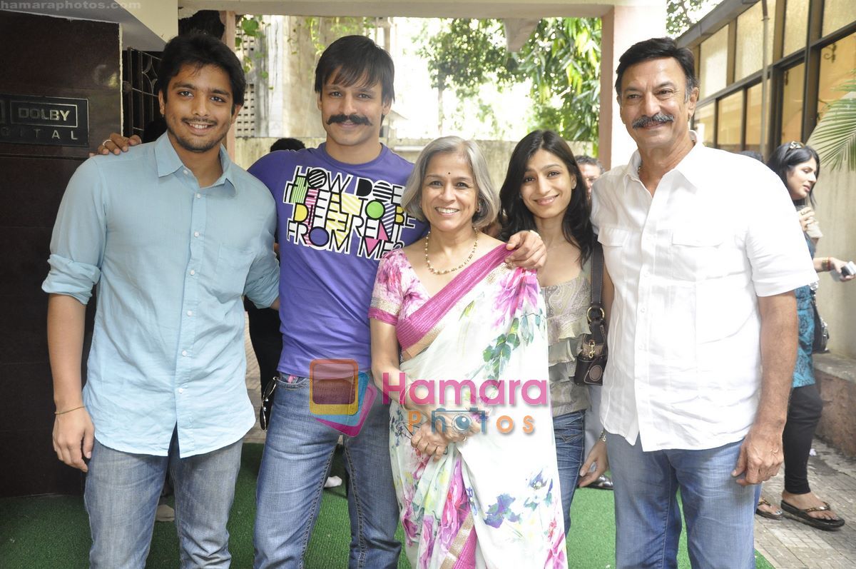 Vivek Oberoi watches Raktacharitra with his Family in Ketnav, Mumbai on 20th Oct 2010 