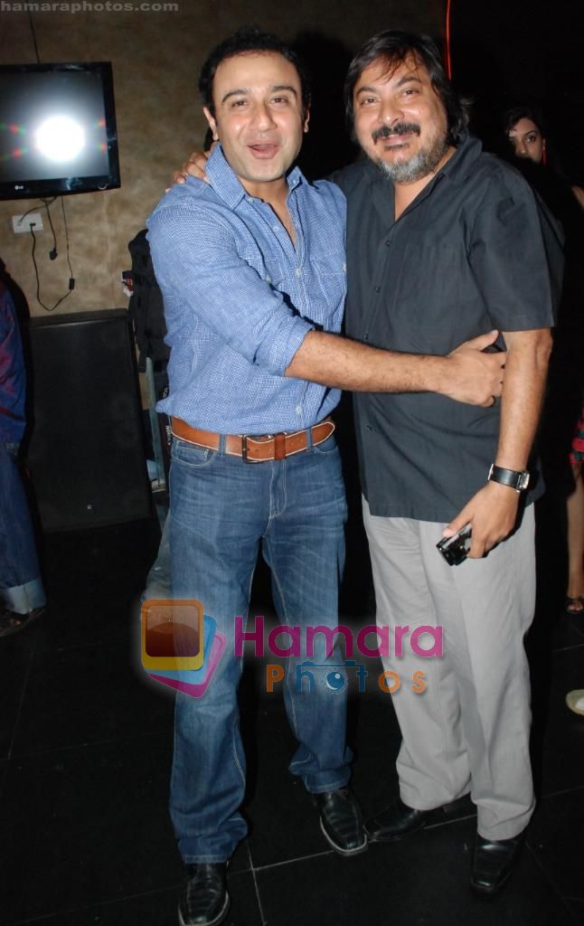 Vivek Mushran with Tony Singh at Baat Hamari pakki bash on 20th Oct 2010