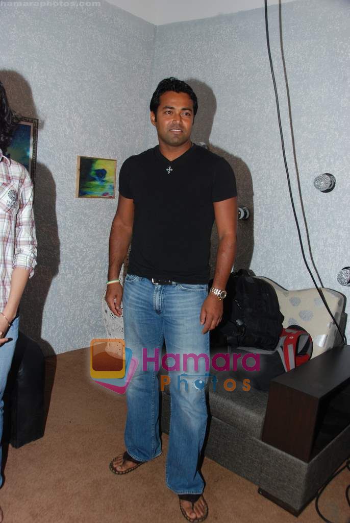 Leander Paes on the sets of KBC in FilmCity on 24th Oct 2010 ~0
