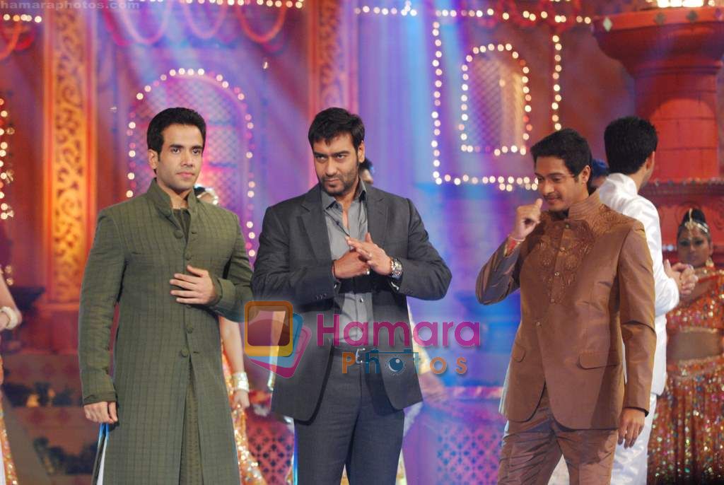 Shreyas Talpade, Tusshar Kapoor, Ajay Devgan on the sets of Colors Diwali show in Yashraj Studios on 25th Oct 2010 