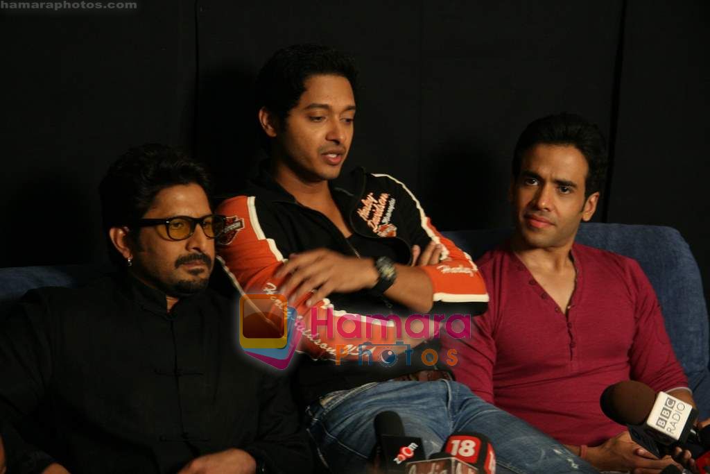 Shreyas Talpade, Tusshar Kapoor, Arshad Warsi on the sets of KBC in Filmcity on 25th Oct 2010 