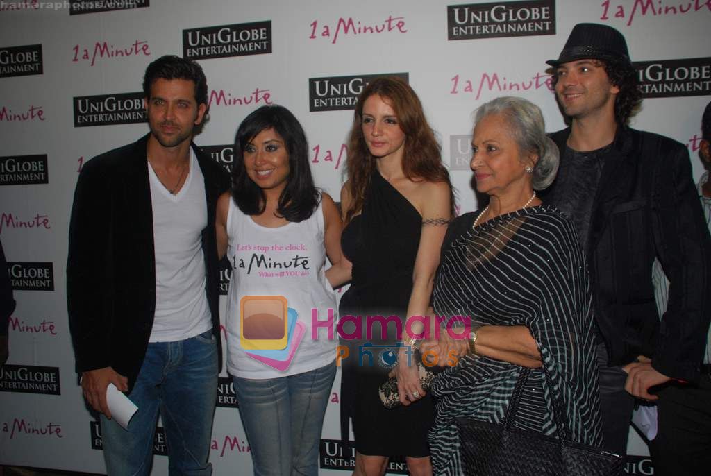 Hrithik Roshan, Suzanne Roshan, Waheeda Rehman at Namrata Gujral's 1 A Minute film on breast cancer premiere in PVR on 27th Oct 2010 