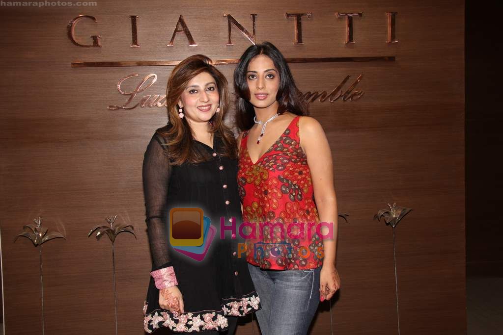 Mahie Gill at Giantti event in Atria Mall on 28th Oct 2010 