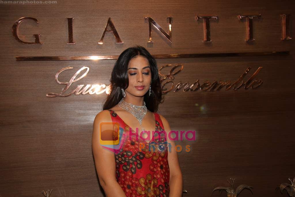 Mahie Gill at Giantti event in Atria Mall on 28th Oct 2010 