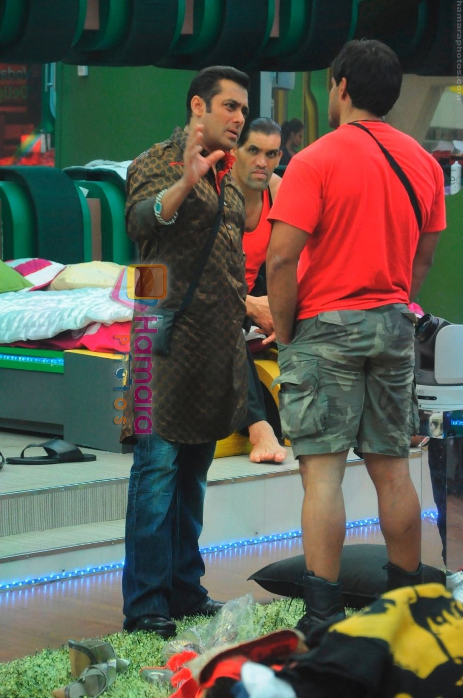 Salman chats with Rahul at the Bigg Boss House on 29th Oct 2010