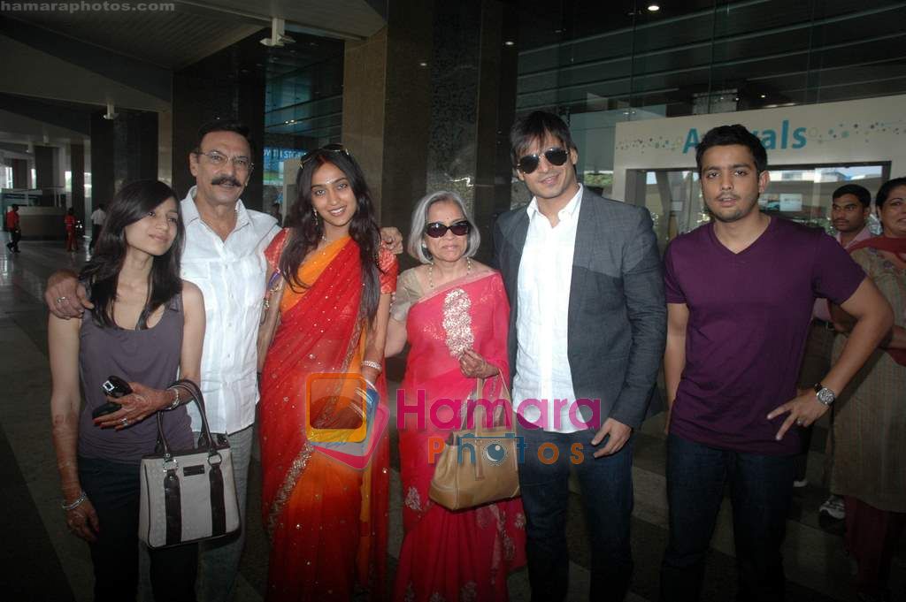  Vivek Oberoi with wife Priyanka Alva after marriage arrive at Mumbai airport on 30th Oct 2010 