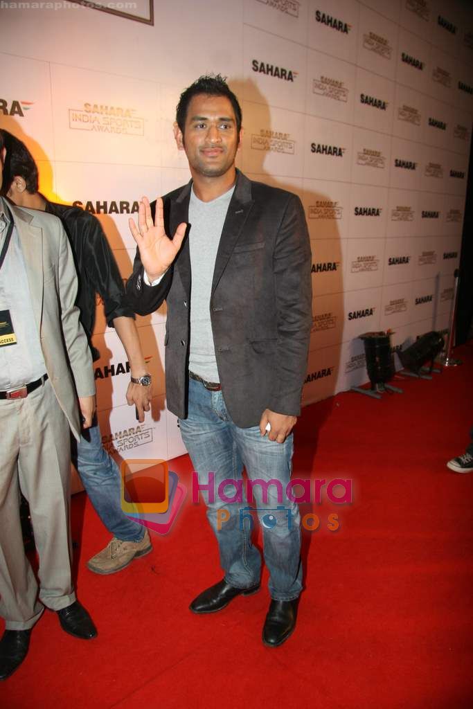 Mahendra Singh Dhoni at Sahara Sports Awards in MMRDA on 30th Oct 2010 