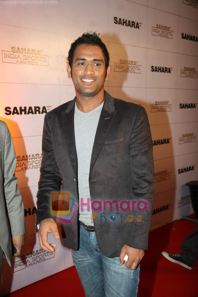 Mahendra Singh Dhoni at Sahara Sports Awards in MMRDA on 30th Oct 2010 