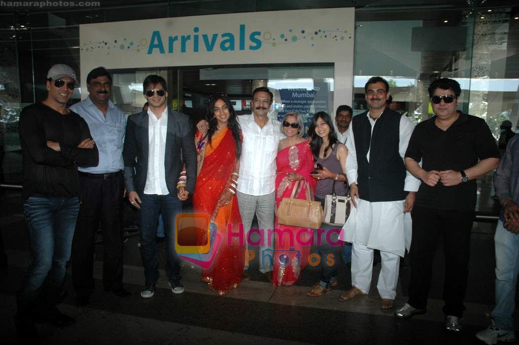  Akshay Kumar, Suresh Oberoi, Sajid Khan, Vivek Oberoi with wife Priyanka Alva after marriage arrive at Mumbai airport on 30th Oct 2010 