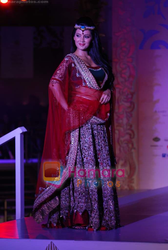 Geeta Basra walks the ramp for Sonia Mehra at Aamby Valley India Bridal Week day 5 on 2nd Nov 2010 