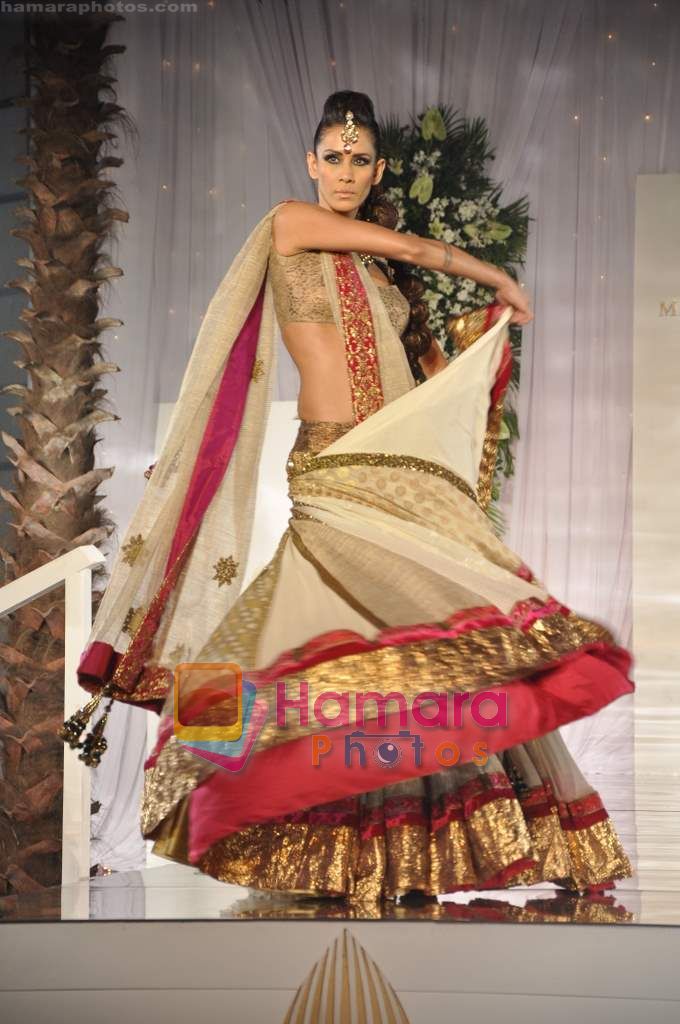 Model walks the ramp for Manish Malhotra at Aamby Valley India Bridal Week day 5 on 2nd Nov 2010