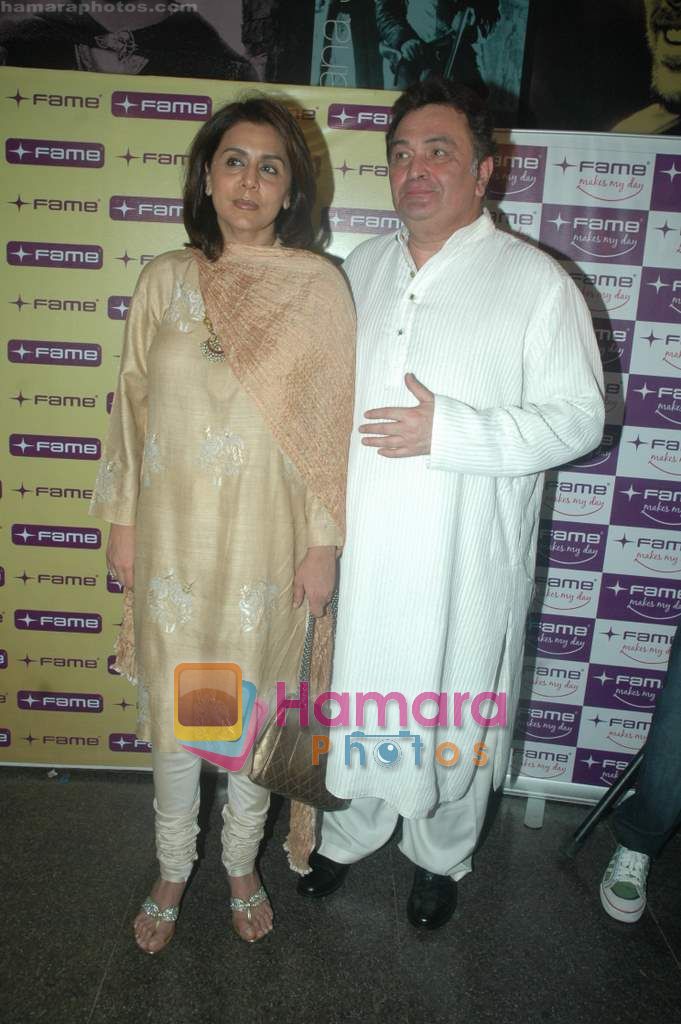 Rishi Kapoor, Neetu Singh at Diwali celebrations in Fame Big Cinemas on 2nd Nov 2010 
