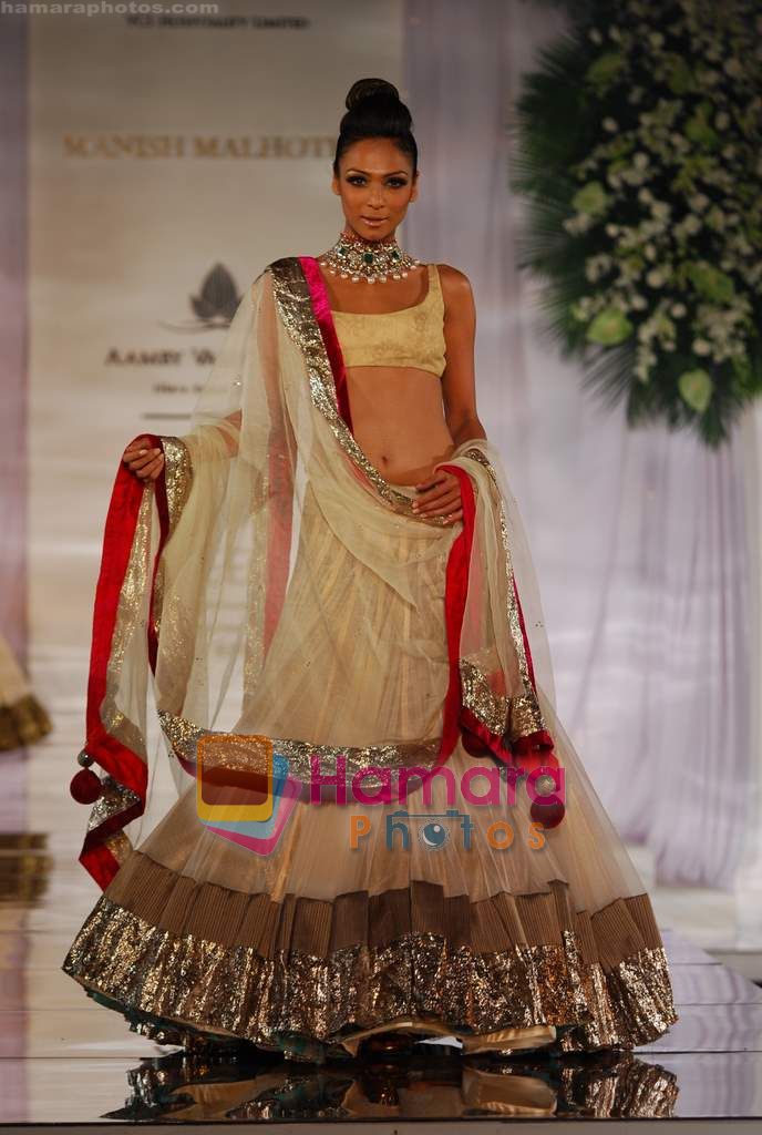 Model walks the ramp for Manish Malhotra at Aamby Valley India Bridal Week day 5 on 2nd Nov 2010 