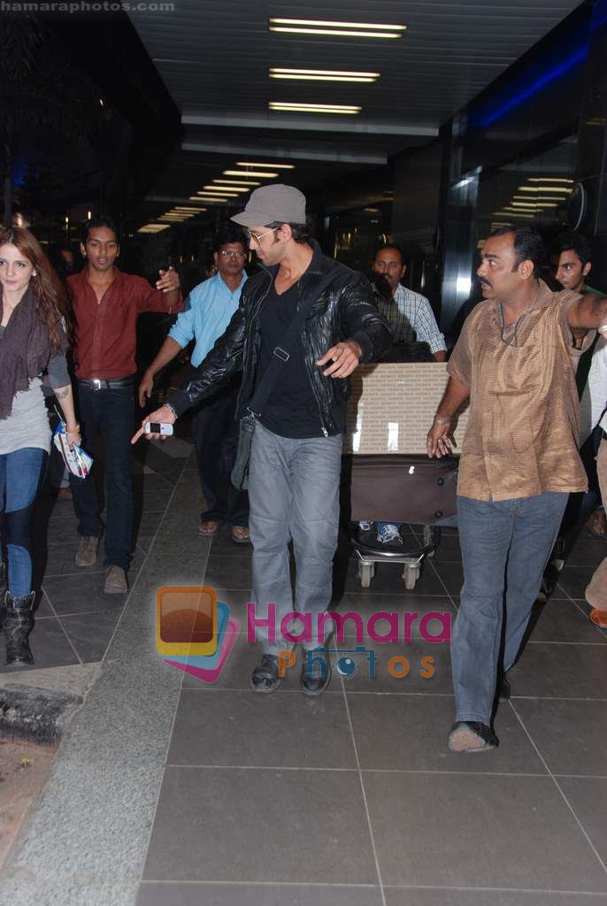 Hrithik Roshan returns from Berlin in International Airport, Mumbai on 3rd Nov 2010 