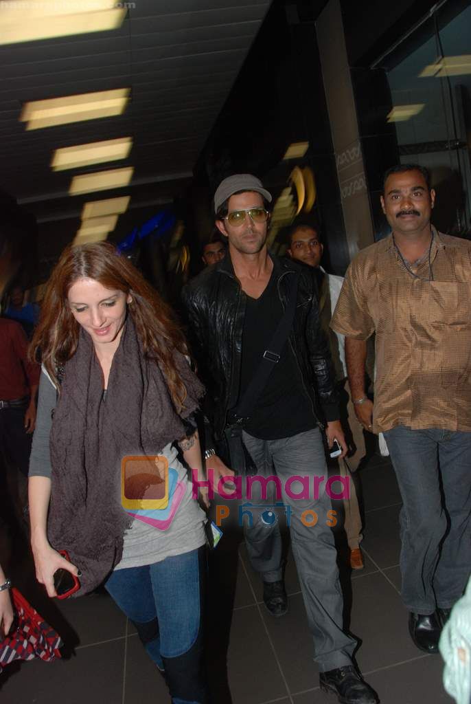 Hrithik Roshan, Suzanne Roshan returns from Berlin in International Airport, Mumbai on 3rd Nov 2010 